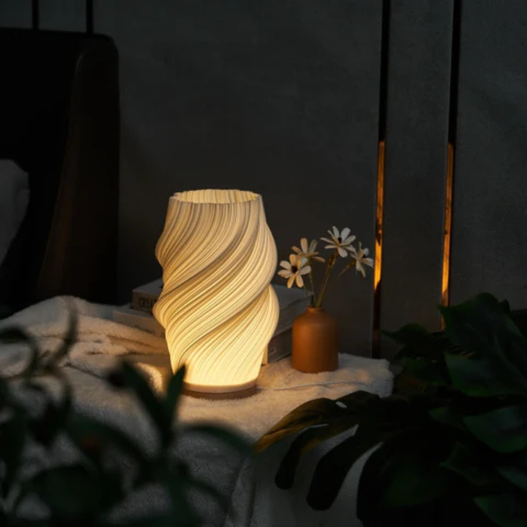 moderne tafellamp met houten voet en elegante golvende lampenkap
