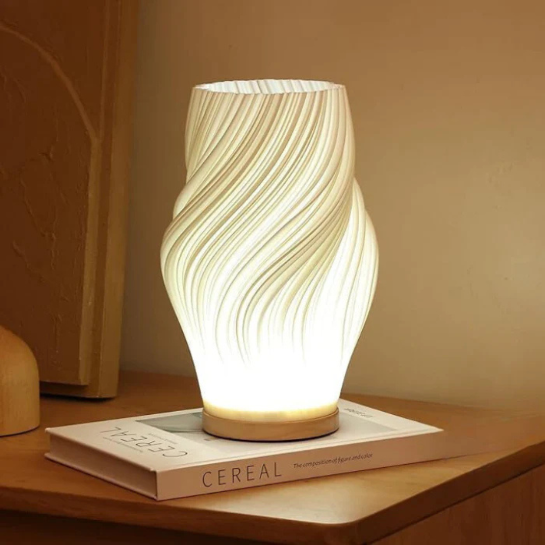 moderne tafellamp met houten voet en elegante golvende lampenkap