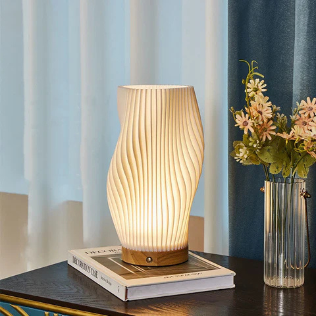 moderne tafellamp met houten voet en elegante golvende lampenkap