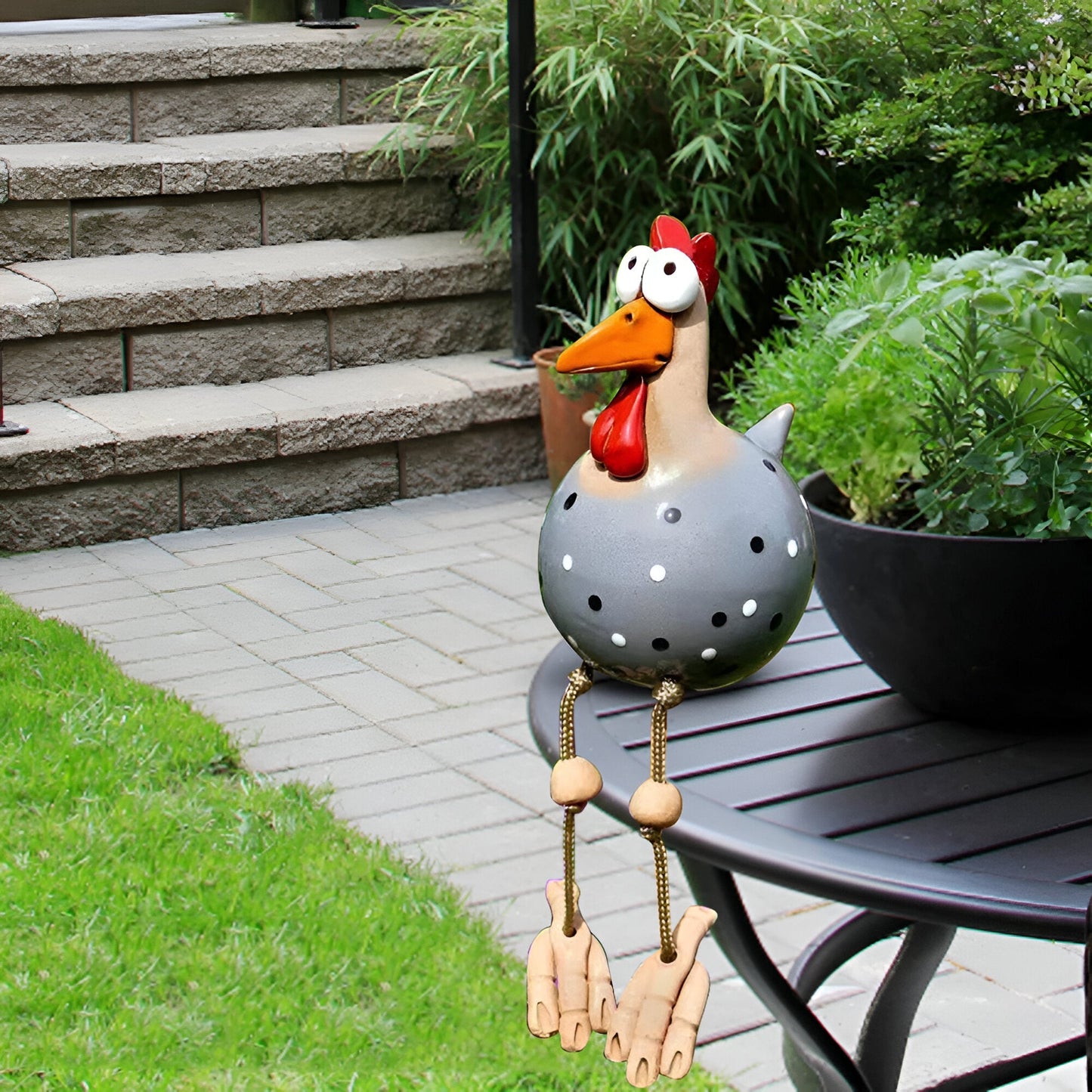 Grappige tuinkip met wiebelende poten - Tuindecoratie
