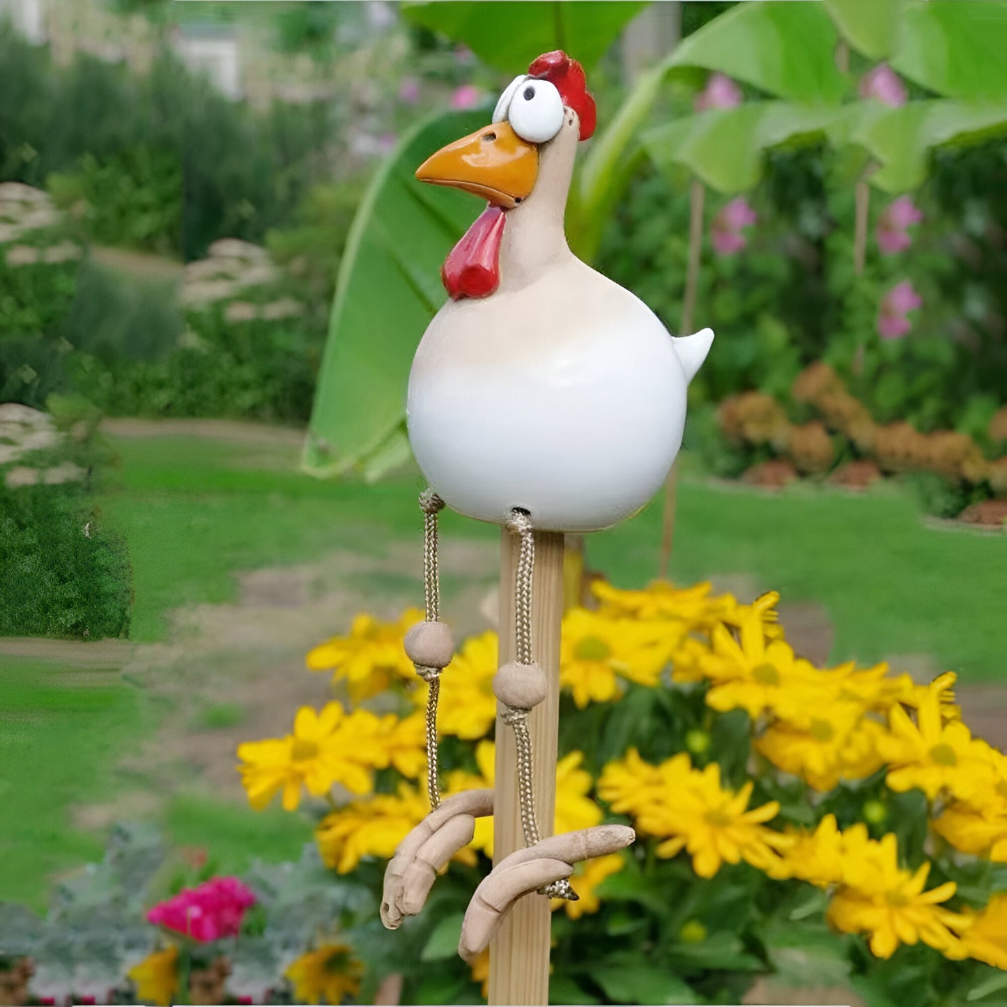 Grappige tuinkip met wiebelende poten - Tuindecoratie
