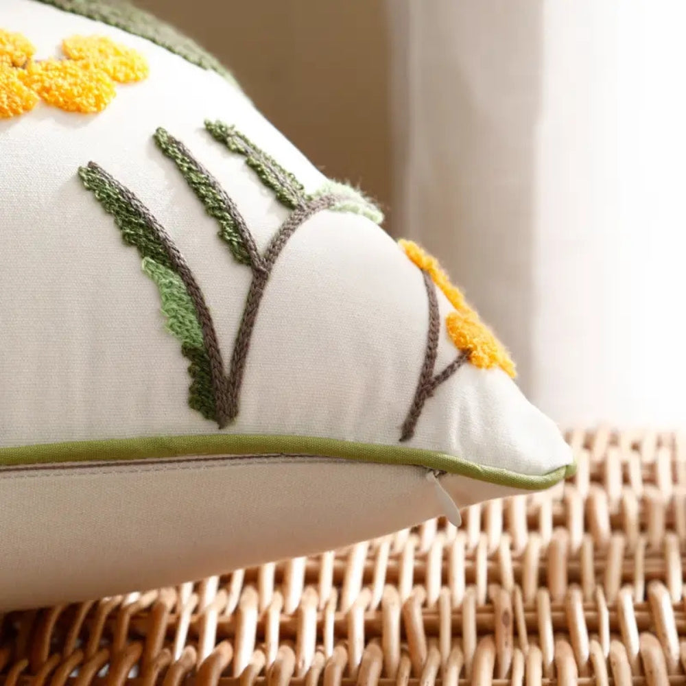 Geborduurde Bloemen Kussenhoes – Microvezel met Bloemenborduursel | Oase Wonen