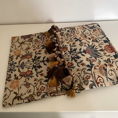 Vintage Jacquard Tafelloper – Bloemen & Vogels met Franjes | Oase Wonen