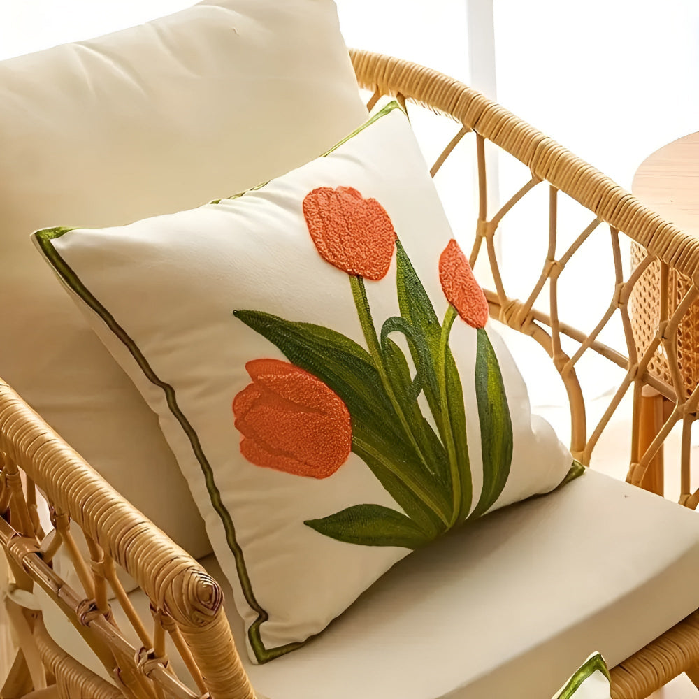 Blooming Tulip Kussenhoes – Geborduurd Katoen voor een Gezellige Sfeer | Oase Wonen