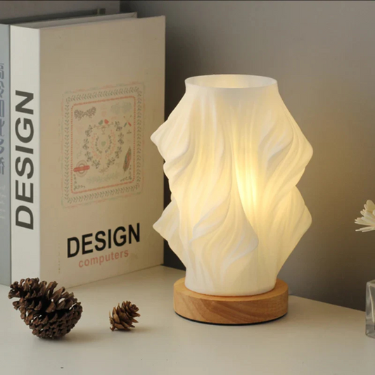 moderne tafellamp met houten voet en elegante golvende lampenkap