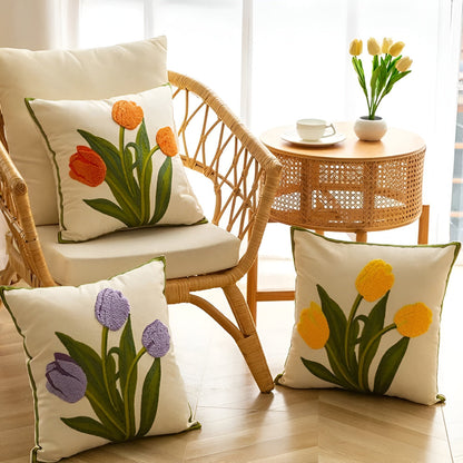 Blooming Tulip Kussenhoes – Geborduurd Katoen voor een Gezellige Sfeer | Oase Wonen