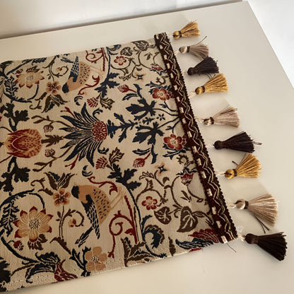 Vintage Jacquard Tafelloper – Bloemen & Vogels met Franjes | Oase Wonen