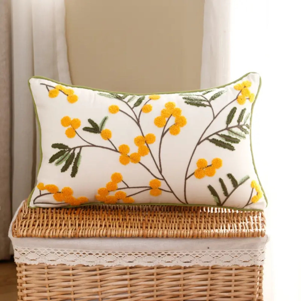 Geborduurde Bloemen Kussenhoes – Microvezel met Bloemenborduursel | Oase Wonen